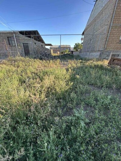 Code HE-7383 A plot of land is for sale.