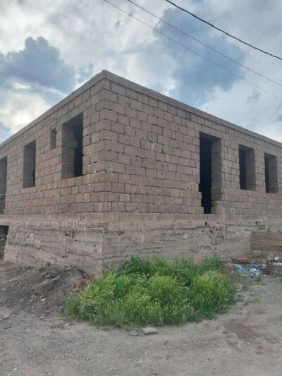 Կոդ AE-9300  Վաճառվում է կիսակառույց առանձնատուն