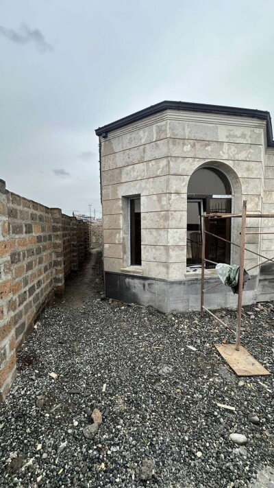 Կոդ AA-9455   Վաճառվում է կիսակառույց առանձնատուն