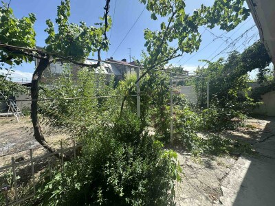 Կոդ AE-5701  Վաճառվում է երկհարկանի առանձնատուն