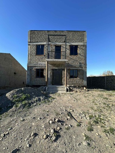 Կոդ AS-7782  Վաճառվում է երկհարկանի նորակառույց առանձնատուն