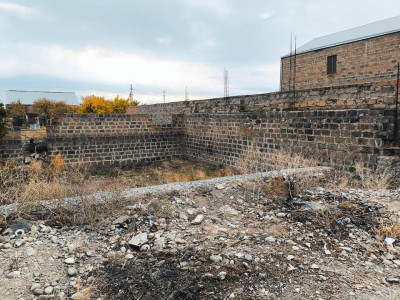 Code HA-1810 A plot of land is for sale.