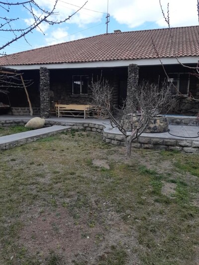 Կոդ AS-5601  Վաճառվում է  նորակառույց առանձնատուն + ՀՅՈՒՐԱՏՈՒՆ