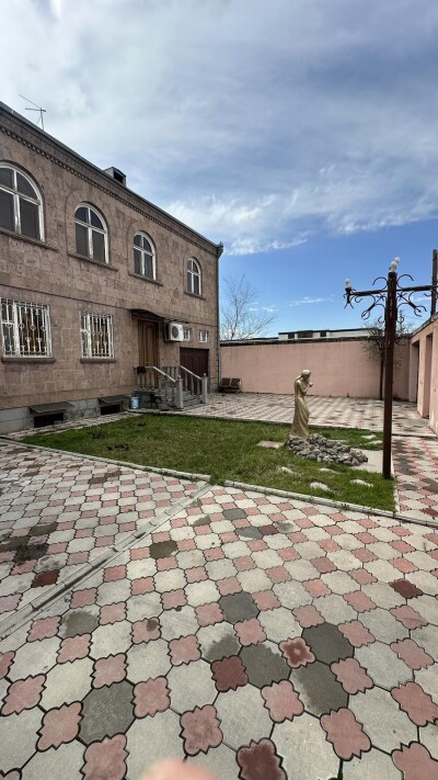 Կոդ AA-3535  Վաճառվում է երկհարկանի առանձնատուն