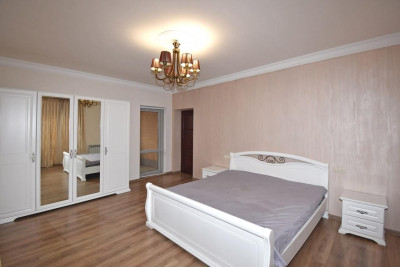 Code AA-1454. House for sale.