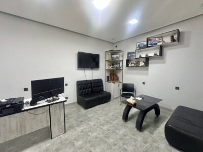 Code KE-7501. Commercial space for sale.