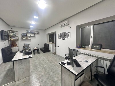 Code KE-7501. Commercial space for sale.