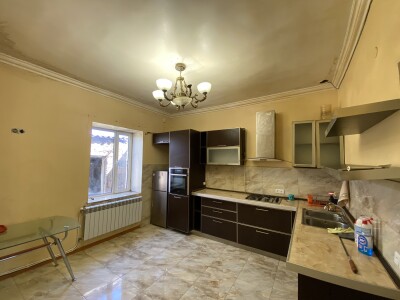 Կոդ  AS-1558   Վաճառվում է առանձնատուն