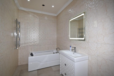 Code AA-1454. House for sale.