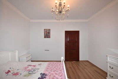 Code AA-1454. House for sale.