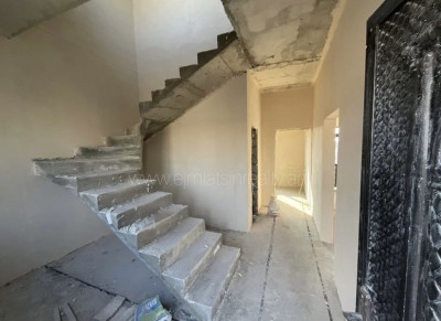 Code AA-2082. House for sale.