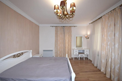 Code AA-1454. House for sale.