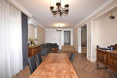 Code AA-1454. House for sale.