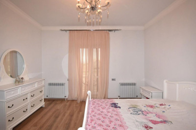 Code AA-1454. House for sale.