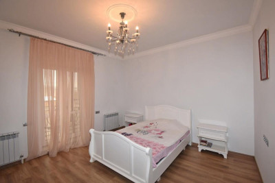 Code AA-1454. House for sale.