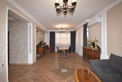 Code AA-1454. House for sale.