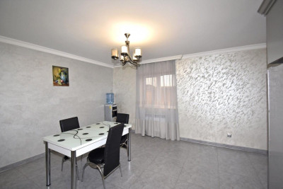 Code AA-1454. House for sale.