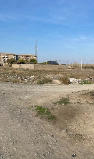 Code HA-1213 A plot of land is for sale.