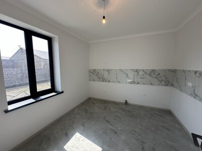 Code AA-5777, a private house is for sale.