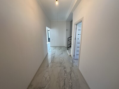 Code AA-5777, a private house is for sale.