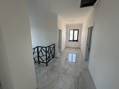 Code AA-5777, a private house is for sale.