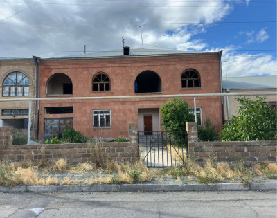 Code AA-3217. House for sale.