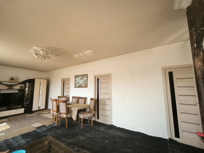 Code AA-3433. House for sale.