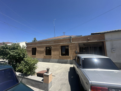 Code AA-8392. House for sale.