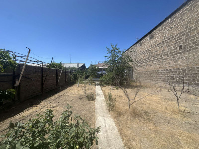 Code AA-8392. House for sale.