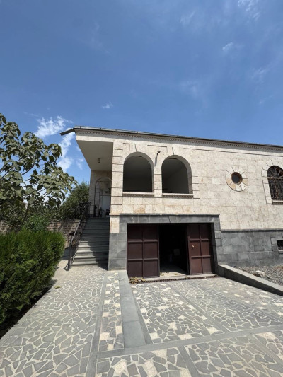 Code AA-7601 – House for sale