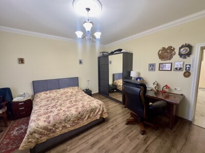 Code AA-0957, a house for sale.