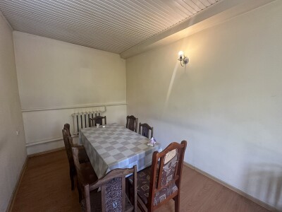 Կոդ AE-5701  Վաճառվում է երկհարկանի առանձնատուն