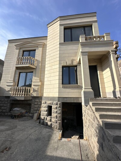 Կոդ AA-0304  Վաճառվում է  նորակառույց առանձնատուն