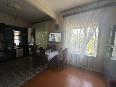 Կոդ AE-5701  Վաճառվում է երկհարկանի առանձնատուն