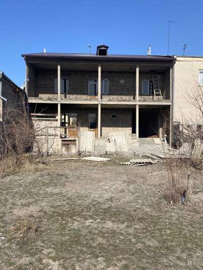 Կոդ AE-2282  Վաճառվում է  առանձնատուն