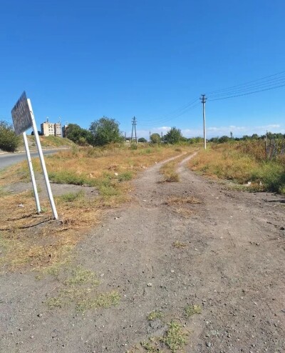 Code KE-4427. A plot of land is for sale.