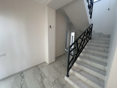 Code AA-5777, a private house is for sale.