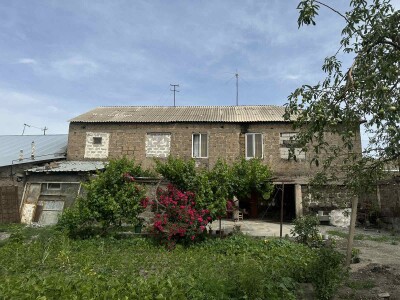 Կոդ AA-9445  Վաճառվում է երկհարկանի առանձնատուն