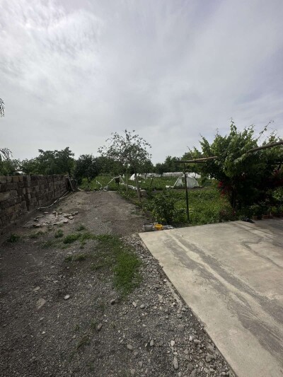 Կոդ AA-9445  Վաճառվում է երկհարկանի առանձնատուն